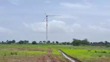 तालुक्यातील सलगरा दिवटी येथे पवनचक्की कंपन्यांनी करार करून ही मुख्य रस्ता न केल्याने शेतकऱ्यांच्या शेतात पाणीच पाणी