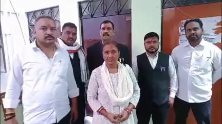सिविल लाइंस की रहने वाली पीड़िता अपनी ही जमीन को खाली कराने के लिए पीडीए के अधिकारियों के चक्कर लगा रही है