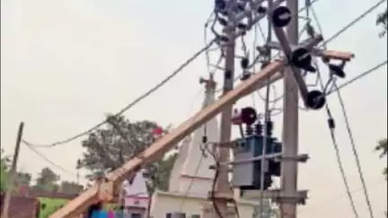 बारिश में बिजली के तीन पोल गिरने से अहिल्यापुर फीडर के आसपास बिजली गुल