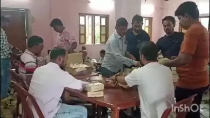 চুঁচুড়া-মগরা: বাঁশবেড়িয়ার হংসেশ্বরী গেস্ট হাউসে প্রসাদ প্যাকিংয়ের কাজ ঘুরে দেখলেন পৌর প্রধান ও উপ পৌরপ্রধান