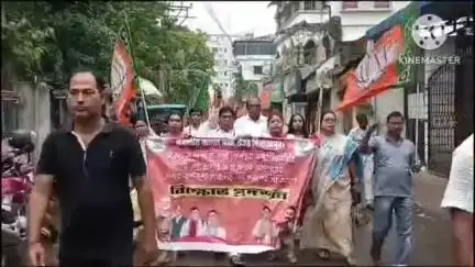 রায়গঞ্জ: রাজ্য সভাপতির উপরে TMC র আক্রমনের প্রতিবাদে রায়গঞ্জে আন্দোলনে নামলো BJP, নেতৃত্বে ছিলেন জেলা সভাপতি নিমাই কবিরাজ