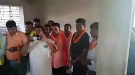 बंजरिया: तैलिक साहू समाज ने शुक्रवार बंजरिया में नीट परीक्षा में सफल छात्र-छात्राओं को किया सम्मानित