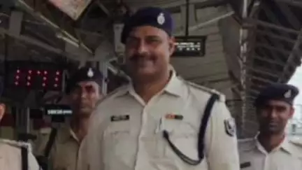 बेतिया: मुफस्सिल थाने के नए थानाध्यक्ष अवनीश कुमार ने संभाला कार्यभार, वंदे भारत ट्रेन की सुरक्षा व्यवस्था का लिया जायजा