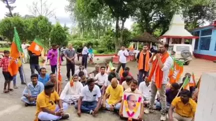গোয়ালপোখর ২: বিজেপির রাজ্য সভাপতি সুকান্ত মজুমদারের উপর হামলার প্রতিবাদে চাকুলিয়া থানায় ধর্না বিজেপির