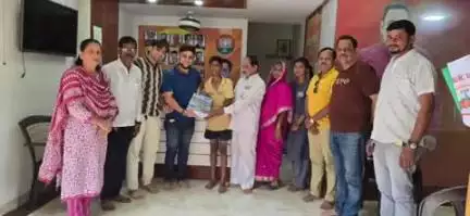 कर्जत: कर्जत येथील भाजपा नेते सुनील गोगटे यांच्या माध्यमातून गरजू बहीण भाऊ यांना शैक्षणिक साहित्याचे वाटप