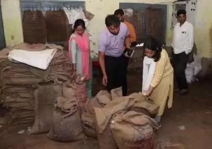 डिंडौरी: कलेक्टर नेहा मारव्या ने शासकीय उचित मूल्य दुकान पड़रिया और लैंम्पस कुकर्रामठ का किया निरीक्षण