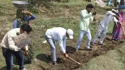 चरखारी: बगरौन गांव में चंद्रावल नदी को पुनर्जीवित करने के लिए ग्रामीणों ने किया श्रमदान