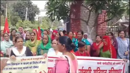 जगाधरी: स्वास्थ्य ठेका कर्मचारियों ने मांगों के लिए सिविल सर्जन कार्यालय पर किया प्रदर्शन, कई दिनों से हड़ताल जारी