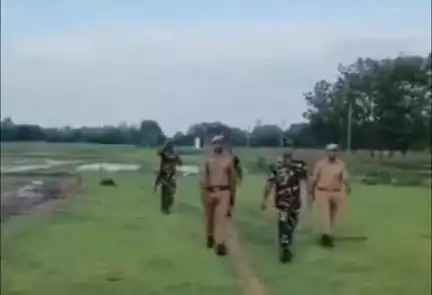 शोहरतगढ़: आपरेशन कवच के तहत बार्डर पर घुसपैठ रोकने के लिए ढेबरुआ पुलिस ने SSB के साथ किया पैदल गश्त