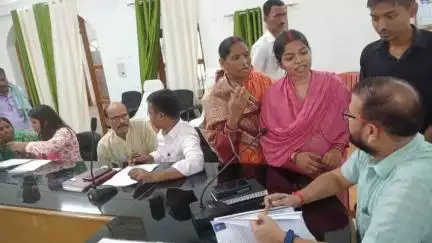 मोतिहारी: समाहरणालय स्थित डॉ राधाकृष्णन भवन के सभागार में विभिन्न अंचलों के 49 आवेदनकर्ताओं की समस्याओं पर हुई सुनवाई