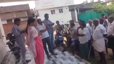 ధాన్యం బకాయిలు చెల్లించాలని గోనేడ గ్రామ సచివాలయం వద్ద రైతుల ఆందోళన