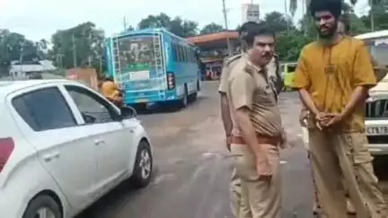 കൊടുങ്ങല്ലൂർ: മതിലകം പൊരിബസാറിൽ പെൺകുട്ടികളെ കമന്റടിച്ചത് ചോദ്യം ചെയ്തതിന് യുവാവിനെ ആക്രമിച്ച കേസിലെ മുഖ്യ പ്രതി അറസ്റ്റിൽ