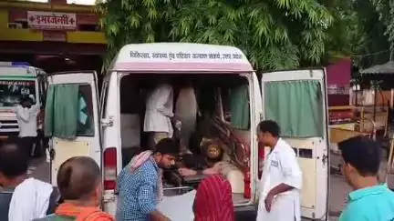 मिश्रिख: मिश्रिख नैमिषारण्य मार्ग पर सड़क पर साइकिल सवार को बचाने के प्रयास में पलटी बाइक, एक व्यक्ति गंभीर रूप से जख्मी