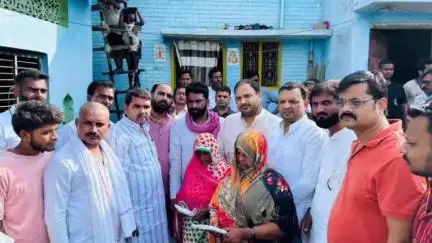 गोंडा: पूर्व मुख्यमंत्री अखिलेश यादव ने मृतक दलित परिवार को 1 लाख रुपए की मदद भेजी