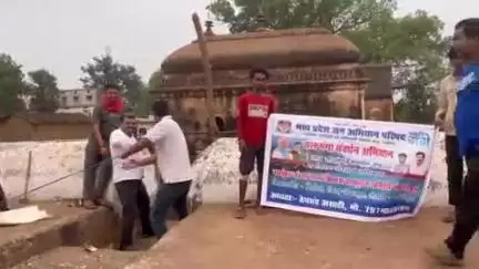 सिहोरा: ग्राम जुझारी में हनुमान मंदिर के पास पुरातत्व विभाग की प्राचीन बावड़ी की हुई साफ़-सफाई