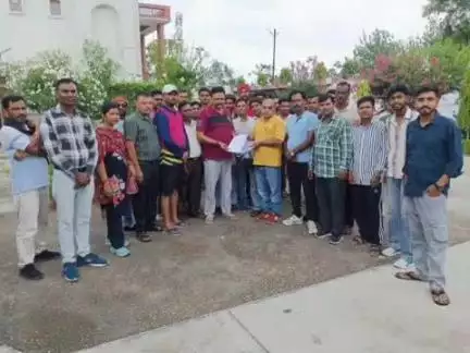 जसपुर: बीपीएड के विद्यार्थियों ने ग्राम निवार मंडी स्थित विधायक आवास पर विधायक आदेश चौहान को ज्ञापन सौंपा