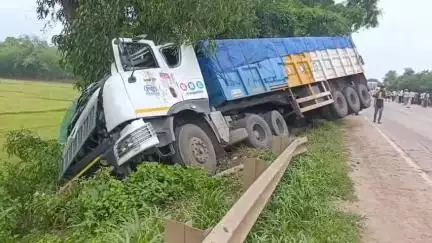 নারায়ণগড়: বেলদার কুলিগেড়িয়া জাতীয় সড়কে পিকআপ ভ্যানের সঙ্গে ট্রেলারের মুখোমুখি সংঘর্ষ, গুরুতর আহত ৫
