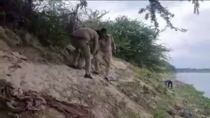 सुल्तानपुर: अवैध शराब के खिलाफ आबकारी विभाग की बड़ी कार्रवाई, 85 लीटर कच्ची शराब बरामद, 1200 किलो लहन किया गया नष्ट