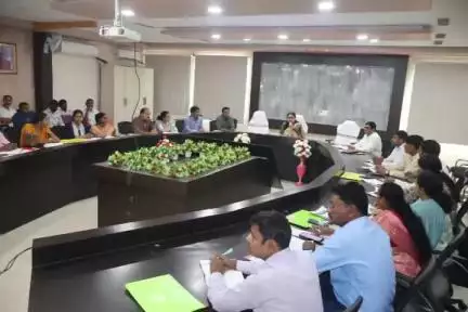सिमडेगा: सिमडेगा डीसी की अध्यक्षता में समाहरणालय में शिक्षा विभाग की योजनाओं की समीक्षा हुई