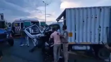 इटावा: इकदिल इलाके में नेशनल हाईवे पर कुशगवा गांव के सामने लोडर ट्रैक्टर की आमने-सामने भिड़ंत, लोडर चालक समेत दो घायल