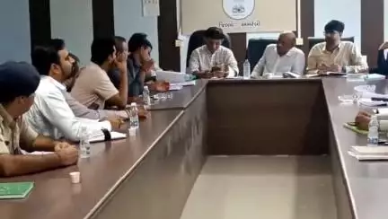 લીલીયા: લીલીયા મોટા ખાતે સાંસદ સુતરીયા અને ધારાસભ્ય મહેશ કસવાલા દ્વારા અધિકારીઓ સાથે બેઠક યોજાઈ