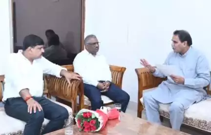 रायपुर: बीजेपी विधायक राजेश मूणत ने अपने रायपुर निवास पर महाप्रबंधक दक्षिण पूर्व मध्य रेल्वे से भेंट कर सौंपा ज्ञापन