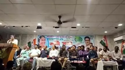 ভাঙড় ১: 21 জুলাইকে সামনে রেখে ভাঙড়ে বুথ সভাপতিদের নিয়ে আয়োজিত তৃণমূলের প্রস্তুতি সভা, ছাতা উপহার দিলেন বিধায়ক