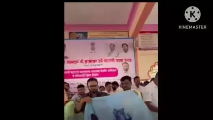 शिरूर: शिरूर व हवेली तालुक्यातील पायी वारी करणाऱ्या सर्व दिंड्यांमध्ये ७५ हजार रेनकोट, आवश्यक साहित्याचे आमदार कटकेंकडून वाटप