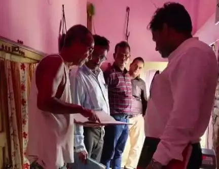 महेशपुर: एलआरडीसी और एसी ने महेशपुर में दो जन वितरण प्रणाली दुकानों की जांच की, कई निर्देश दिए