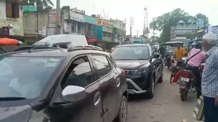হরিহরপাড়া: হরিহরপাড়া বাসস্ট্যান্ডে খারাপ বালি বোঝাই ডাম্পার; যানজট, পুলিশের তৎপরতায় স্বাভাবিক হল পরিস্থিতি