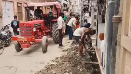 पाली: नगर निगम ने शहर के सतनारायण मार्ग सहित भीतरी इलाकों में नालियों से हटाया अतिक्रमण, लोगों ने किया विरोध