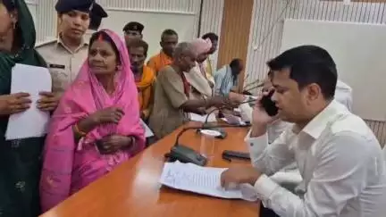 बेतिया: समाहरणालय सभागार में जिलाधिकारी के जनता दरबार में 132 मामलों की हुई सुनवाई, कई का मौके पर ही समाधान