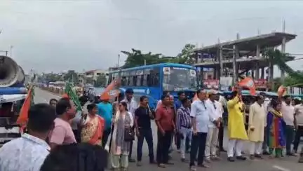 গাজোল: কেন্দ্রীয় প্রতিমন্ত্রীকে অপমানের প্রতিবাদে গাজোল বামন গোলা মোড়ে পথ অবরোধ BJP-র, উপস্থিত বিধায়ক সহ অন্যরা
