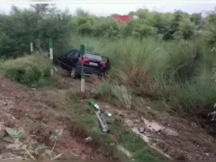 हसनगंज: थाना औरास क्षेत्र के लखनऊ आगरा एक्सप्रेसवे पर आउटर रिंग रोड पर सड़क हादसे में कार सवार युवक की मौत