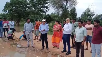 সাঁকরাইল: ভারী বৃষ্টিতে সুবর্ণরেখা নদীর জলস্তর বৃদ্ধি, নদী তীরবর্তী প্লাবিত এলাকা পরিদর্শনে বিধায়ক ডাঃ খগেন্দ্রনাথ মাহাতো