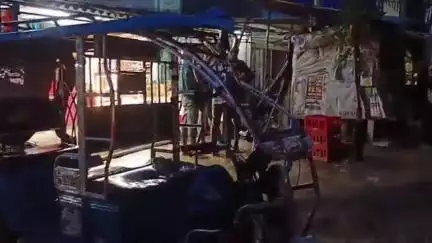 देेेवरिया: ककवल में बेकाबू ट्रेलर ने मचाई तबाही, बड़ा हादसा टल गया