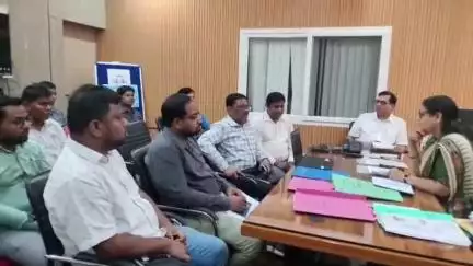 सिमडेगा: सिमडेगा डीसी ने भारी बारिश, वज्रपात और प्राकृतिक आपदा को लेकर अधिकारियों के साथ की बैठक