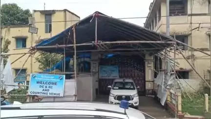 কালীগঞ্জ: পানিঘাটায় কালিগঞ্জ উপনির্বাচনের গণনা কেন্দ্র এবং স্ট্রং রুম পরিদর্শন করলেন কৃষ্ণনগরের পুলিশ সুপার