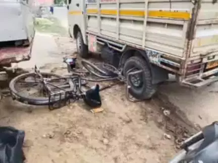 लंभुआ: कोतवाली देहात के दोमुहा के पास सड़क किनारे खड़े लोगों को चार पहिया वाहन ने कुचला, पशु चिकित्सक घायल