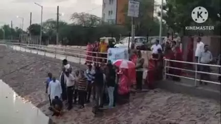 डीडवाना: चीला सरोवर के हनुमान घाट पर दीपदान का कार्य हुआ, जनप्रतिनिधियों एवं अधिकारियों ने किया पौधारोपण