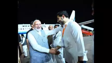 విశాఖపట్నం: ప్రధాని నరేంద్ర మోడీకి ఐఎన్ఎస్ డేగలో ఘన స్వాగతం పలికిన మంత్రి నారా లోకేష్ తో పాటుగా పలువురు మంత్రులు ఉన్నతాధికారులు
