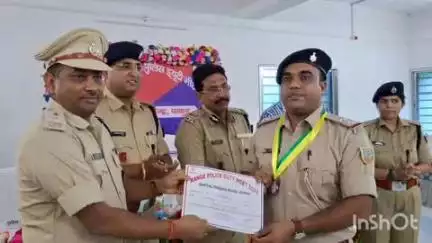 उधवा: पुलिस महानिरीक्षक श्री शैलेन्द्र सिन्हा ने राधानगर थाना के एसआई हसनैन अंसारी को मेडल व प्रशस्ति पत्र से किया सम्मानित