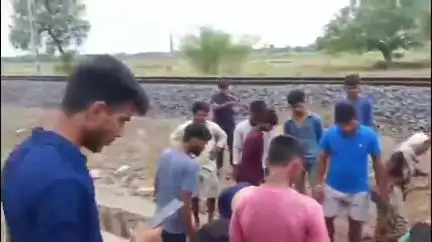 जखनिया: गाजीपुर में चलती ट्रेन से गिरने से छात्रा गंभीर रूप से घायल, इलाज जारी, हादसा या आत्मघाती कदम, पुलिस जांच में जुटी