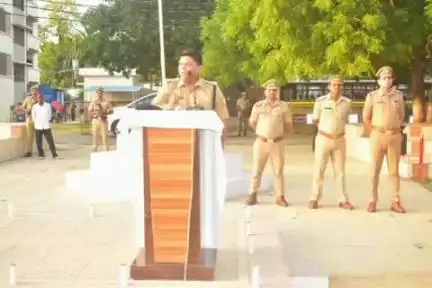 सुल्तानपुर: पुलिस अधीक्षक कुंवर अनुपम सिंह ने पुलिस लाइन ग्राउंड पर जेटीसी प्रशिक्षण प्राप्त कर रहे आरक्षियों को संबोधित किया