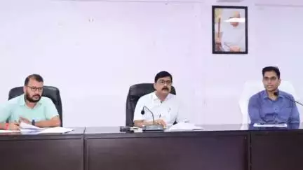 मोतिहारी: मोतिहारी के डीएम ने नीलम पत्र पदाधिकारियों के साथ की समीक्षा बैठक, दिए आवश्यक निर्देश