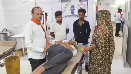 महोबा: शाह पहाड़ी गांव के पास ई-रिक्शा की टक्कर से बाइक सवार हुआ घायल, जिला अस्पताल में उपचार जारी