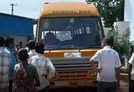 నాగిరెడ్డిపేట: గోపాల్పేటలోని నల్ల పోచమ్మ టెంపుల్ రోడ్డు వద్ద బైకు స్కూల్ బస్సు ఢీకొని ఒకరికి గాయాలు