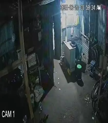 ক্যানিং ১: ক্যানিং রেল স্টেশন লাগোয়া সাইকেল গ্যারাজ থেকে মোবাইল চুরি, চুরির ছবি ধরা পড়ল সিসি টিভি ক্যামেরায়
