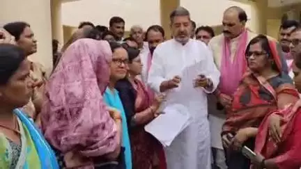 चंदौली: चंदौली जिले की आंगनबाड़ी कार्यकर्ताओं ने कलेक्ट्रेट पर किया प्रदर्शन, स्मार्टफोन रिचार्ज व राशन वितरण की समस्याएं उठाईं