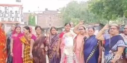 फतुहा: बिहार राज विद्यालय रसोईया संघ ने फतुहा चौराहा पर एमडीएम डायरेक्टर के आदेश की प्रति जलाई